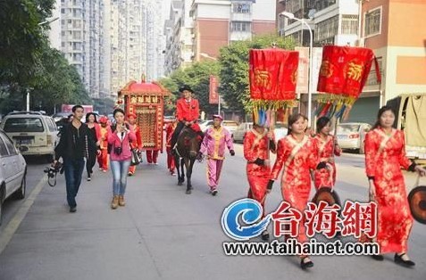 迎親現(xiàn)場。