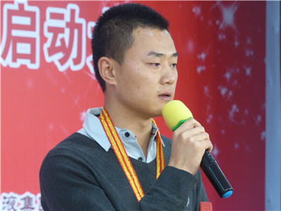 濟(jì)南軍區(qū)現(xiàn)役軍人王棟為母親領(lǐng)取最后一個獎項