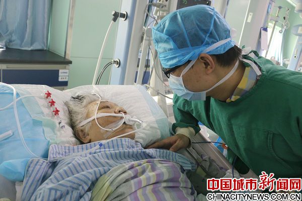 湘潭市第一人民醫(yī)院好醫(yī)生為74歲高傳染性病菌患者做人工呼吸
