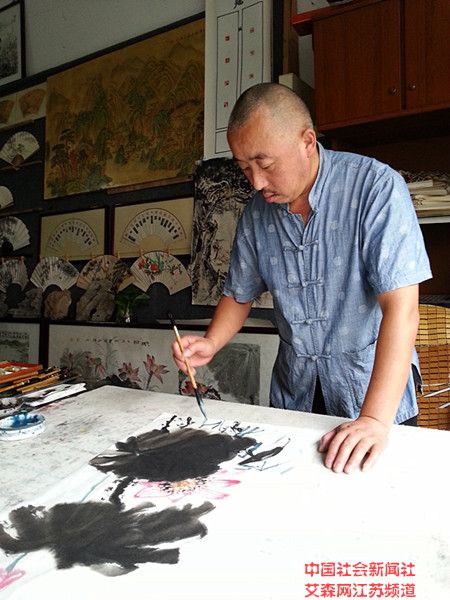 1 將工作室開(kāi)設(shè)在郁舍書(shū)畫(huà)市場(chǎng)的江蘇當(dāng)代中國(guó)畫(huà)名家柳旭東在現(xiàn)場(chǎng)創(chuàng)作.jpg