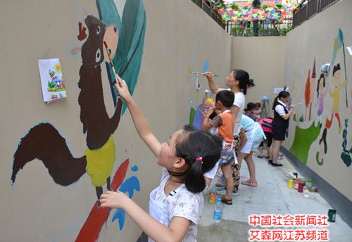 2 孩子們在家長的陪伴下為小區自行車坡道墻面作畫_副本.jpg