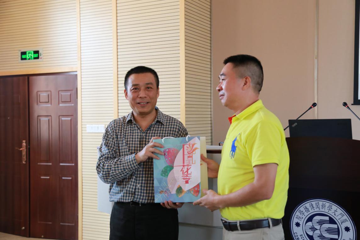 著名導(dǎo)演江平到訪廈門 對話海西學(xué)子暢談電影