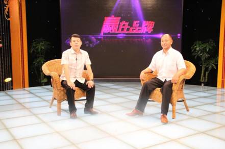 \\zkad\影視部\公用\錄制照片\2015年——錄制照片\8月\8-31\新疆歐籽庫木商貿有限公司;廣州金仔褲服裝有限公司；惠州市茂榮智能科技有限公司 董事長、董事長、董事長-玉買爾.克力木 ; 王中平 ；張保權（電視版）\IMG_3540.JPG