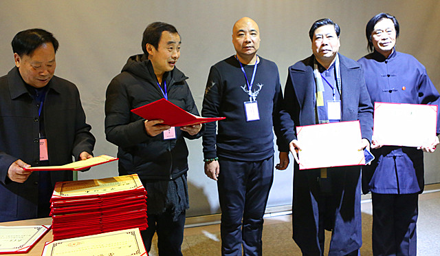 1.組委會為王蔚波等頒發中國文聯新文藝群體書畫家作品展入選證書.jpg