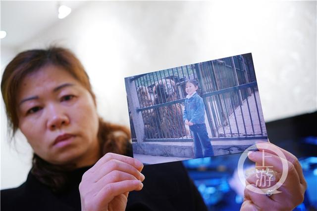 上游深閱讀丨男子花100萬在酒瓶上印“尋人啟事”找失蹤兒童：孩子們，媽媽在等你們回家過年