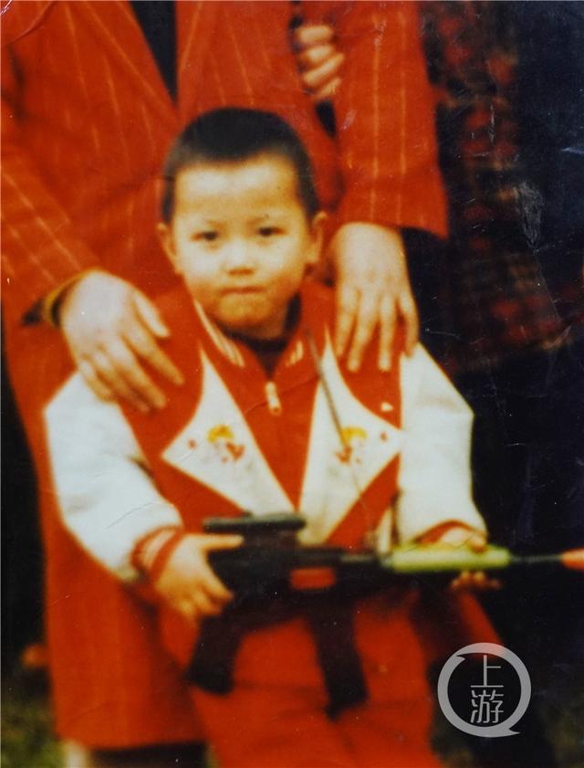 上游深閱讀丨男子花100萬在酒瓶上印“尋人啟事”找失蹤兒童：孩子們，媽媽在等你們回家過年