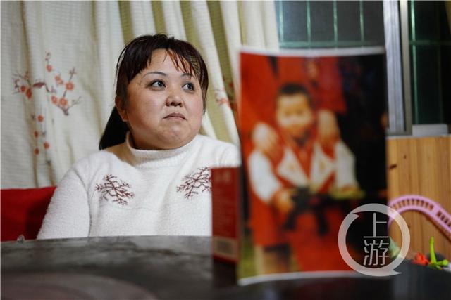 上游深閱讀丨男子花100萬在酒瓶上印“尋人啟事”找失蹤兒童：孩子們，媽媽在等你們回家過年