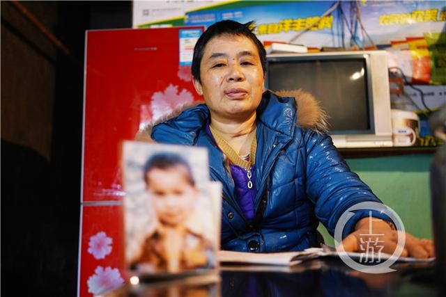 上游深閱讀丨男子花100萬在酒瓶上印“尋人啟事”找失蹤兒童：孩子們，媽媽在等你們回家過年