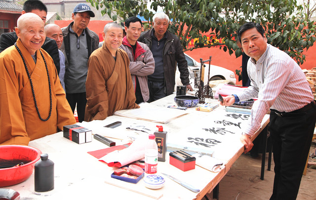 1.著名書畫家王蔚波題贈源云法師（左一）“無量壽?！?jpg