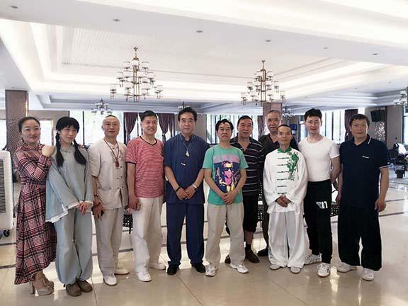 武術宗師喜收新徒漫畫大家作畫祝賀