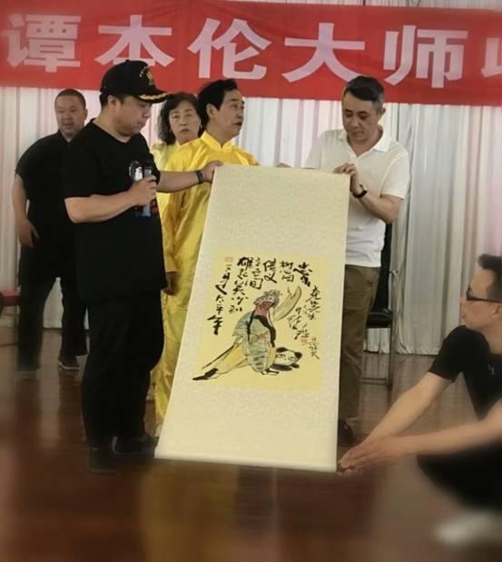 武術宗師喜收新徒漫畫大家作畫祝賀