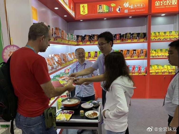 中國食品土畜進(jìn)出口商會會長曹德榮一行走進(jìn)金宮控股參觀交流