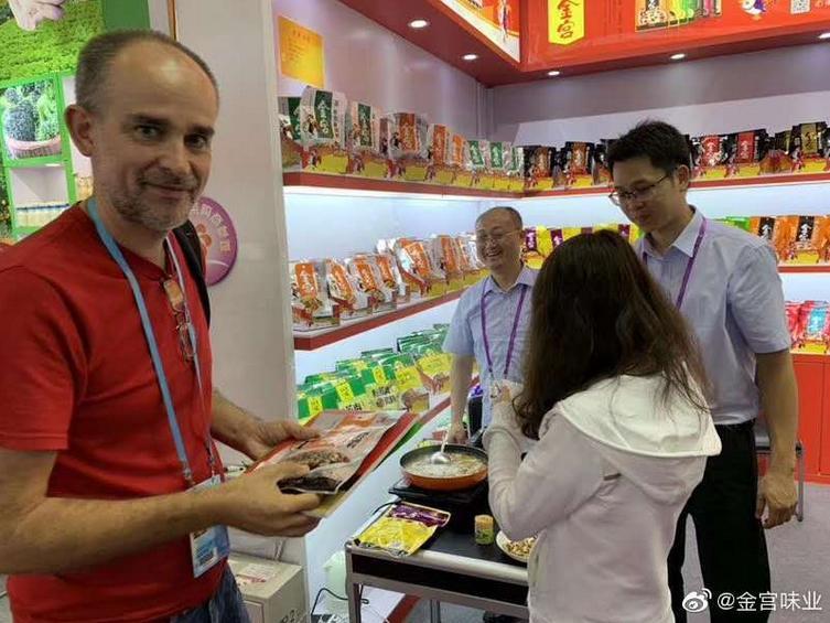 中國食品土畜進(jìn)出口商會會長曹德榮一行走進(jìn)金宮控股參觀交流