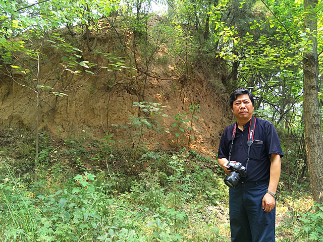 3.文物專家王蔚波考察新密市下牛村古寨墻遺址.jpg